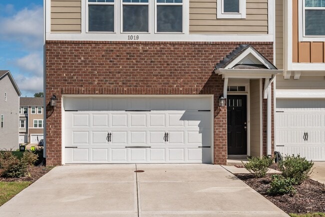 Foto del edificio - Spacious 4 Bedroom End-Unit in Durham