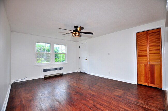 Foto del edificio - 1012 Trout Brook Dr