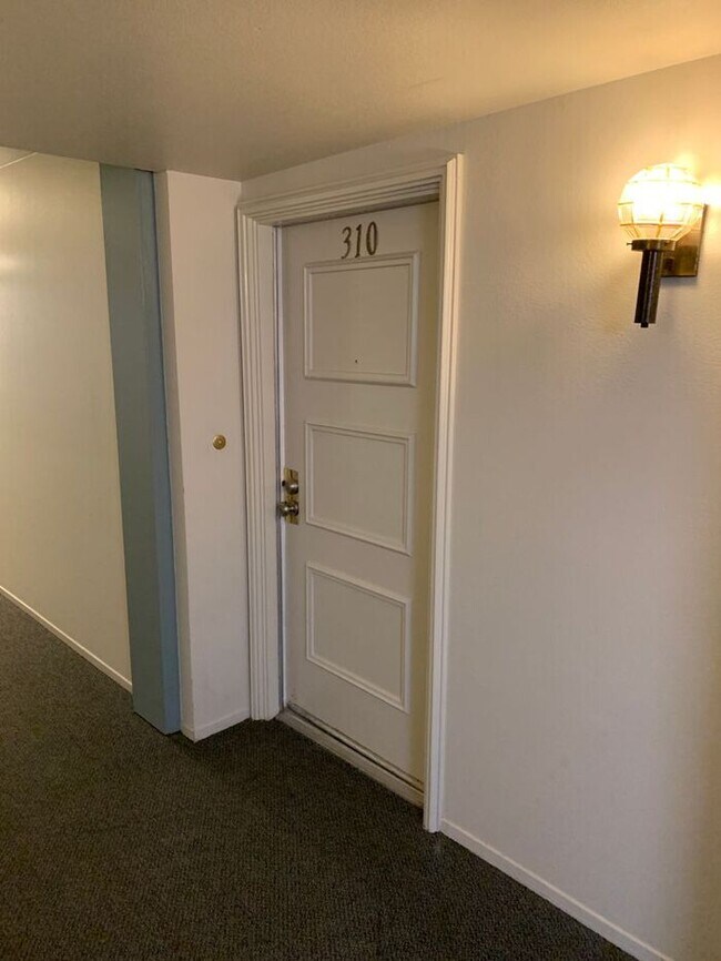 Foto del edificio - GREAT & SPACIOUS 2BD 2BA FOR LEASE!