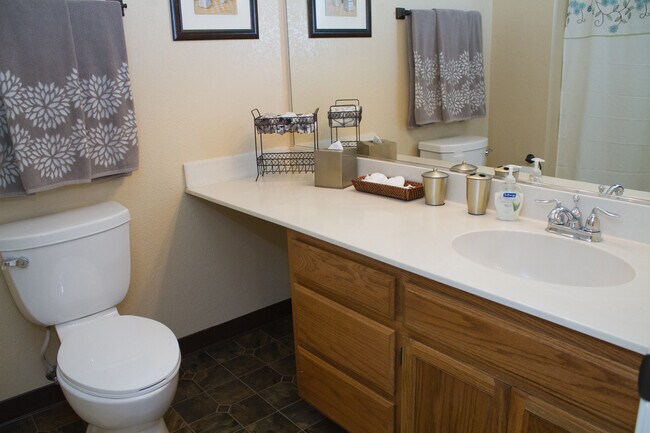 Foto del edificio - Beautiful and Quiet Upstairs 2 Bedroom 2 Bath Apartment with Wonderful Views