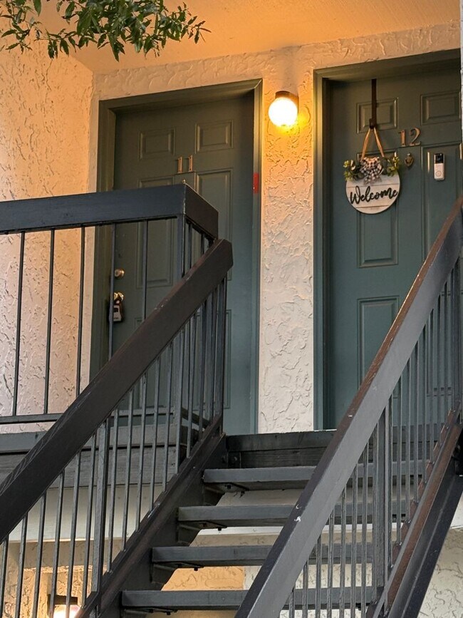 Foto del edificio - Large 2 Bedroom, 1 1/2 Bathroom Condo Available Immediately!