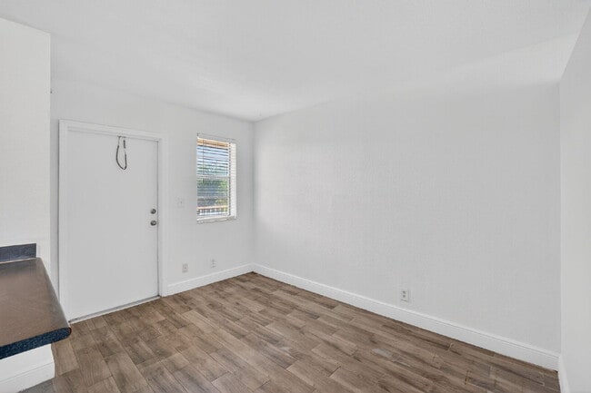 Foto del edificio - QUICK MOVE IN | FIRST MONTH FREE - Bright & Modern 1-Bedroom Apartment in Prime Oakland Park Loca...