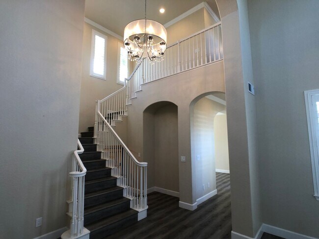 Building Photo - Stunning Eagle Ridge Home