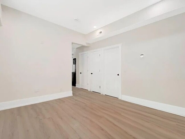 Building Photo - 944 N Damen Ave