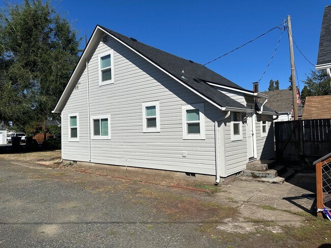 Building Photo - Updated 3 bedroom 1 bathroom house! MOVE I...