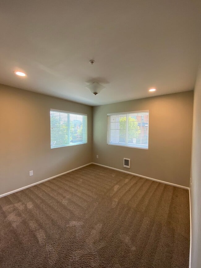 Foto del edificio - 4 Bed  2.5 Bath Redmond Townhome