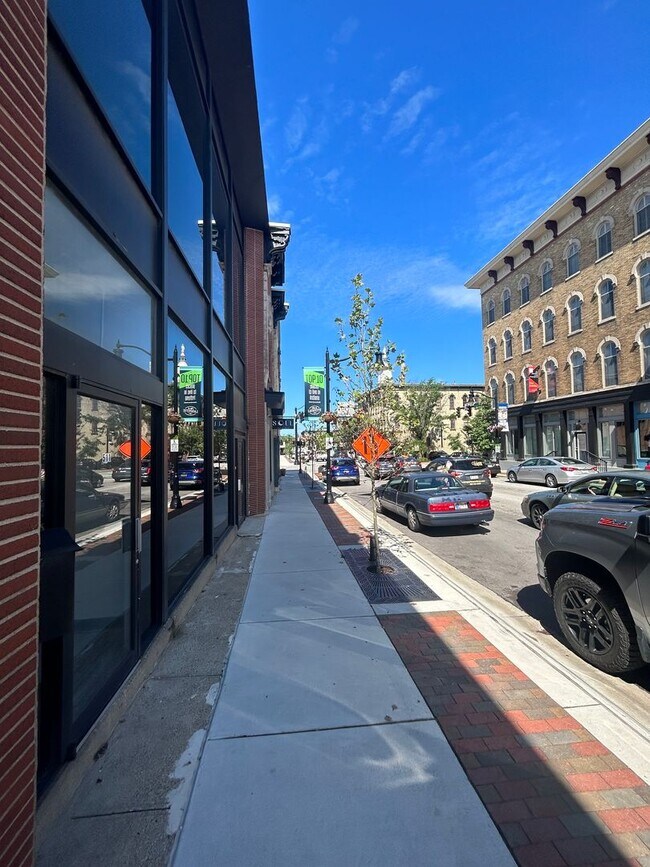 Building Photo - Two Bedroom, Two & Half Baths in Downtown
