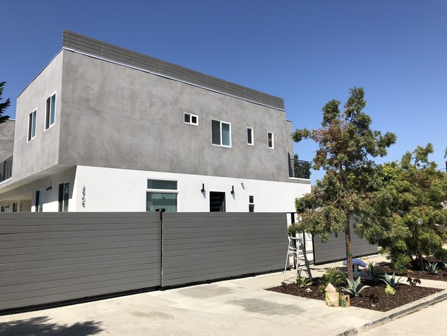 Building Photo - 2905 Alsace Ave