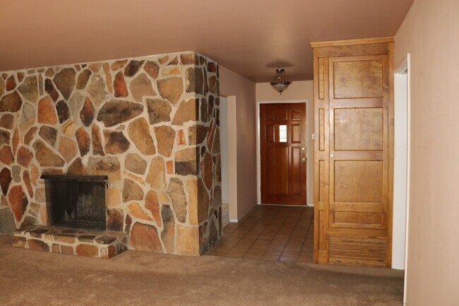 Foto del edificio - 19275 Symeron Rd