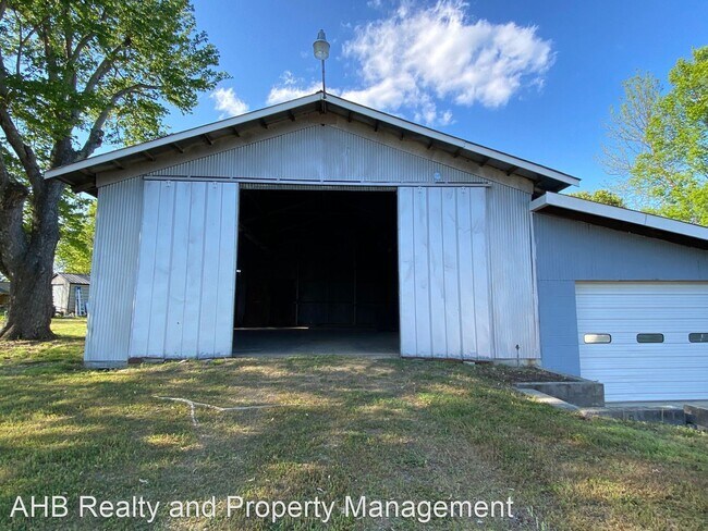 Building Photo - 3 br, 1.5 bath House - 407 Roma Rd.