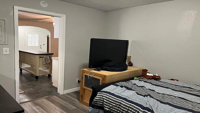 Foto del edificio - 8210 E 6th St