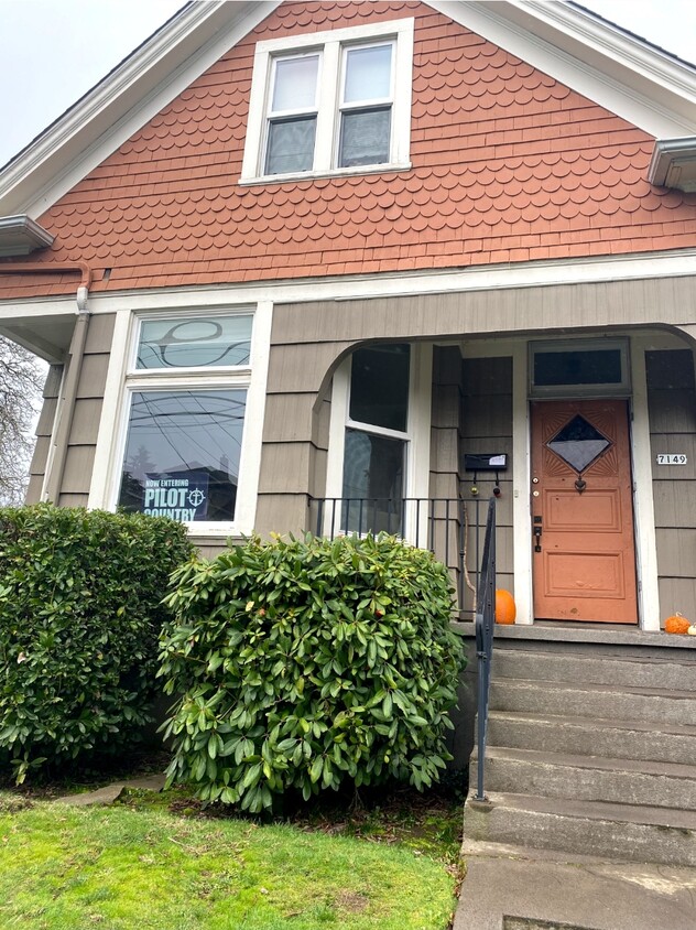 Primary Photo - 7149 N Fiske Ave