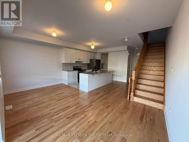 Photo du bâtiment - 3737 Major MacKenzie Dr W
