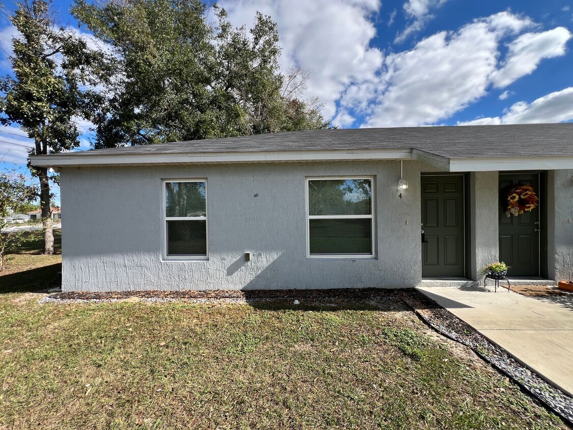 Charming 2 BD/2 BA Unit in Ocala! END UNIT! - Charming 2 BD/2 BA Unit in Ocala!  END UNIT!