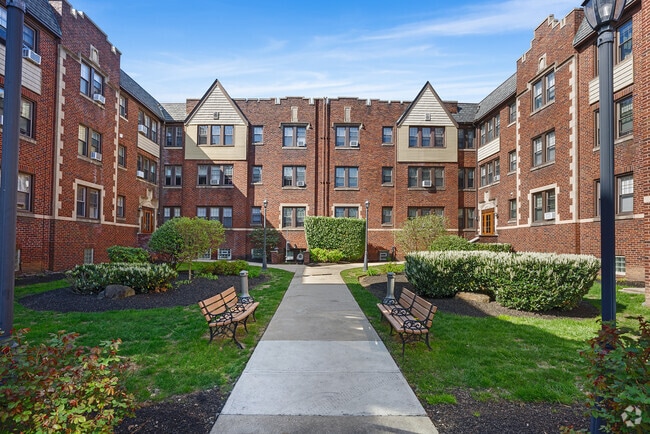 Courtyard-Front Of Building - Ridley Manor