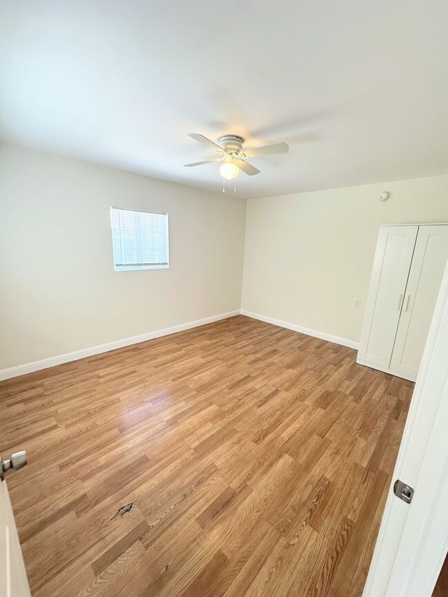 Building Photo - 5 bedrooms, 1.5 baths with parking off Sun...