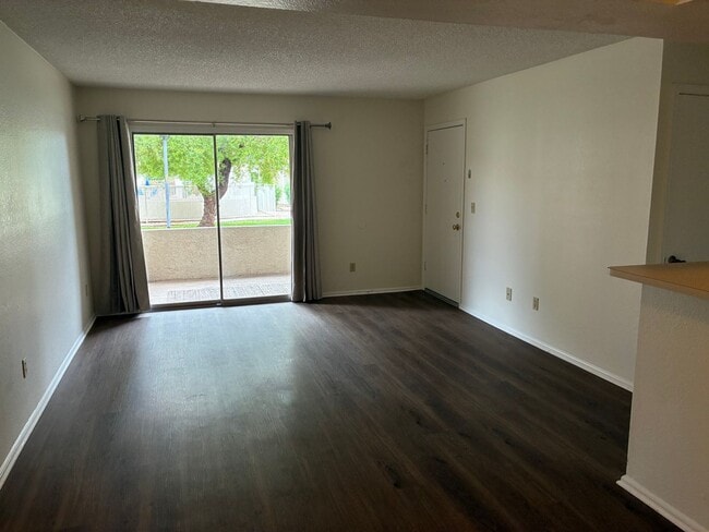 Foto del edificio - **COMFY 2 BEDROOM/2 FULL BATHROOM CONDO IN...