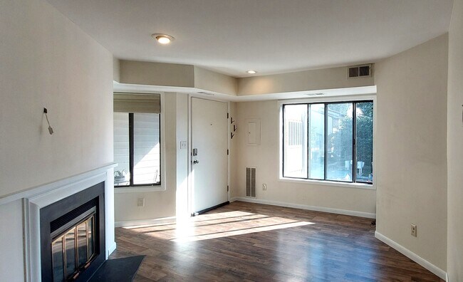 Foto del edificio - 9706 Hellingly Pl
