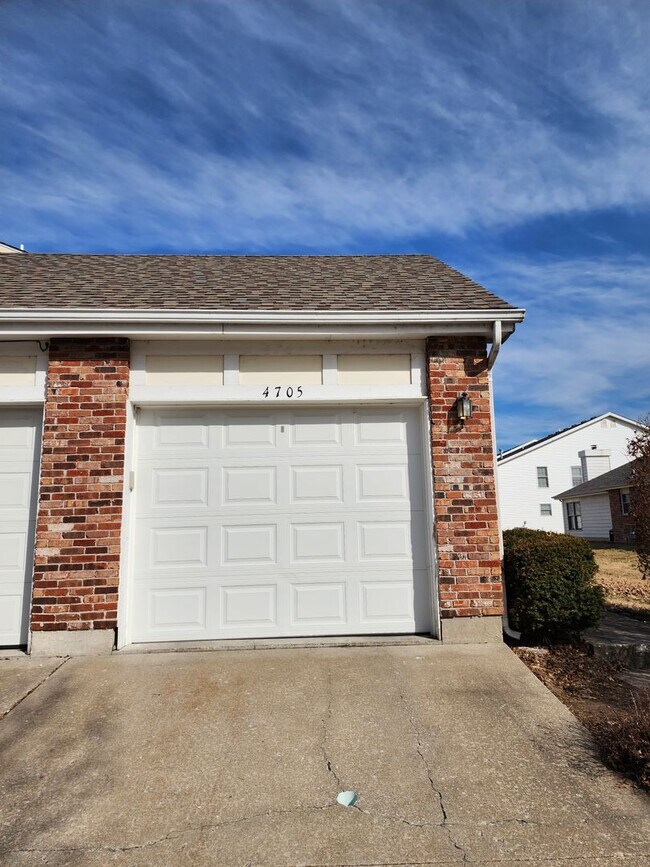 Building Photo - 3 bedroom, 2 bathroom fully furnished on t...