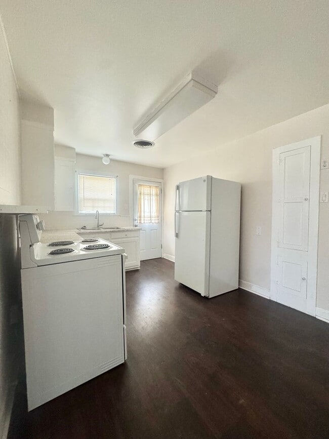 Building Photo - Available Now - Santa Rita 1-Bedroom Duple...