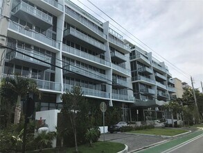 Building Photo - 9940 W Bay Harbor Dr