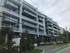 Building Photo - 9940 W Bay Harbor Dr