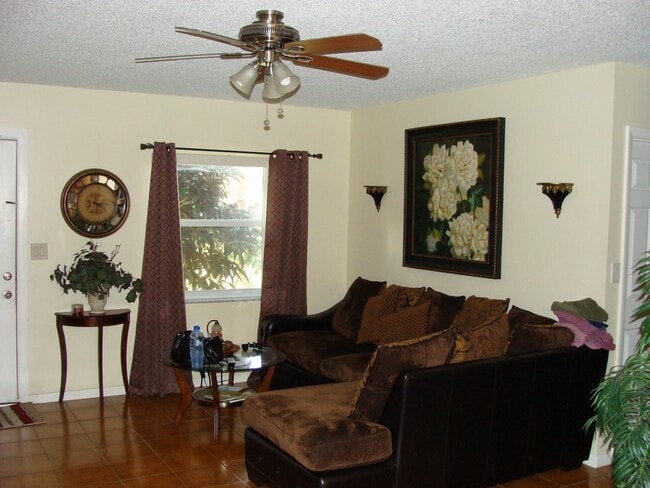Building Photo - 2589 Dolphin Dr