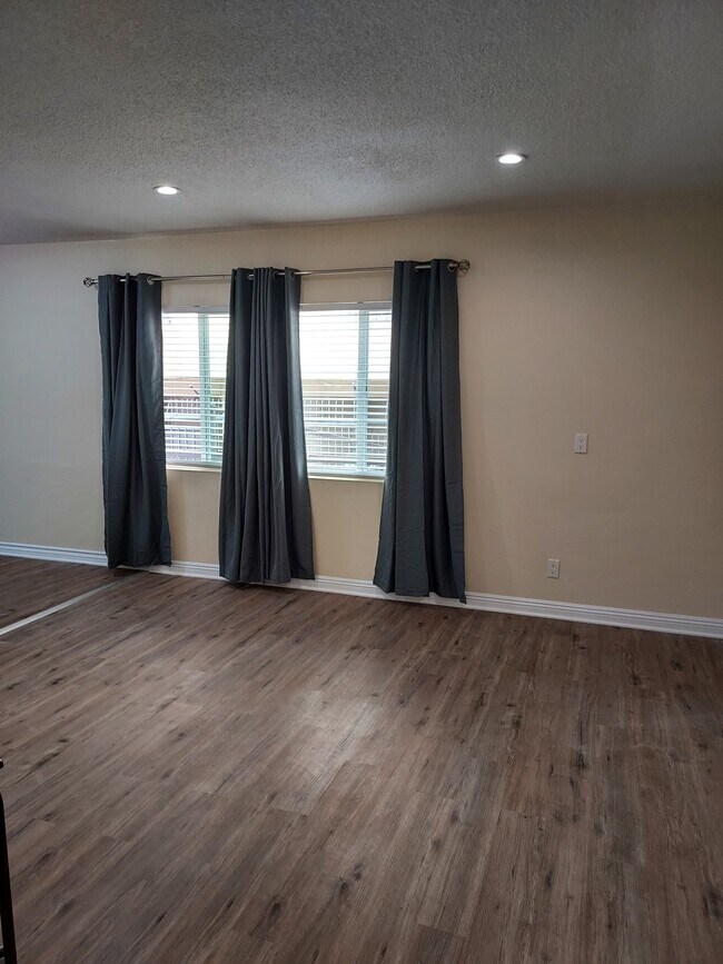 sala de estar, cortinas y persianas - 6043 Romaine St