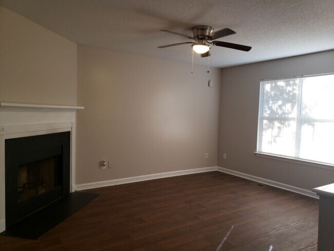 Foto del edificio - MOVE IN SPECIAL 1/2 OFF 1st MONTHS RENT