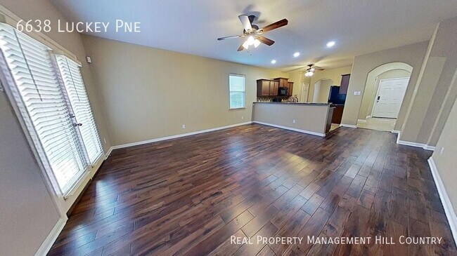 Foto del edificio - 6638 Luckey Pine