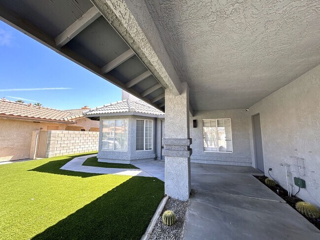 Foto del edificio - COMING SOON! GORGEOUS 3 Bedroom 2 Bathroom Cathedral City POOL HOME WITH SOLAR!