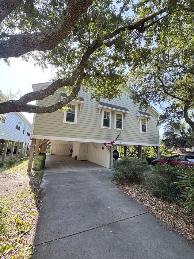 Building Photo - 705 3rd Ave Ext