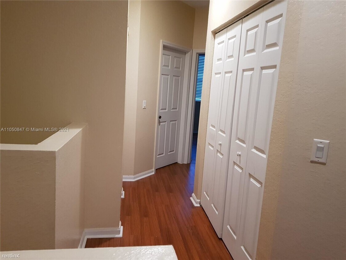 Building Photo - 4 br, 3 bath Townhome - 472 NE 21st Ave Po...