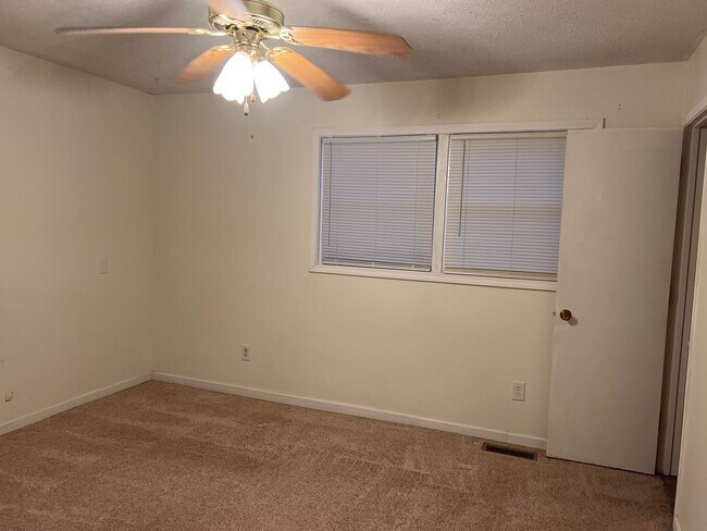 Building Photo - LARGE 3 BEDROOM 2 FULL Bath LOWER LEVEL