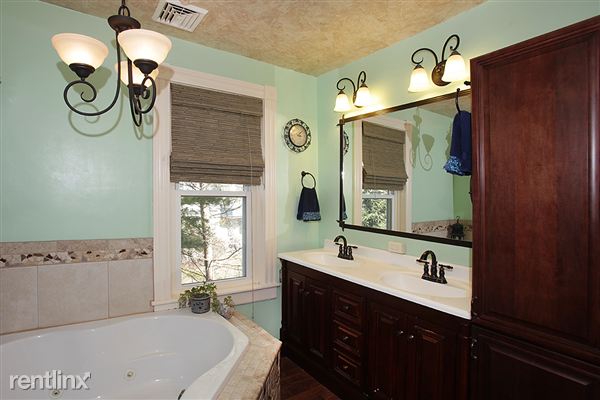 Building Photo - 537 W Main St