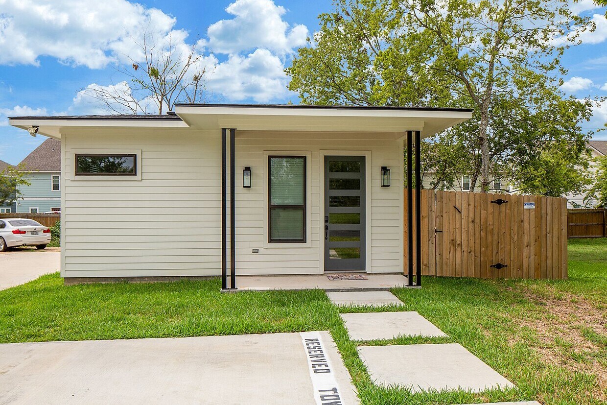 Primary Photo - Available late February!! Gorgeous 1/1 in ...