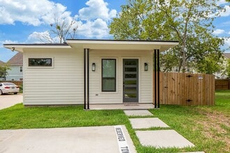 Building Photo - 1104 Arizona St