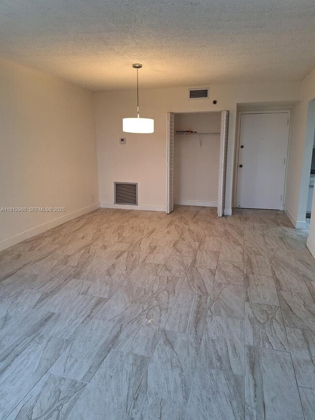 Building Photo - 901 Hillcrest Dr