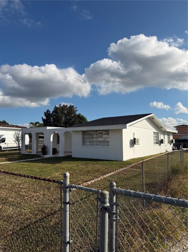 Building Photo - 9970 SW 40th Terrace