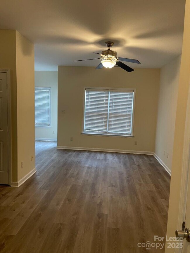 Foto del edificio - 2121 Lennox Square Rd