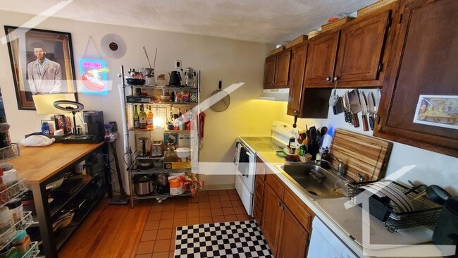 Building Photo - 249 Kelton St