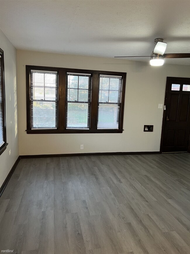 Building Photo - 2 br, 1 bath Duplex - 5250 East Market Str...