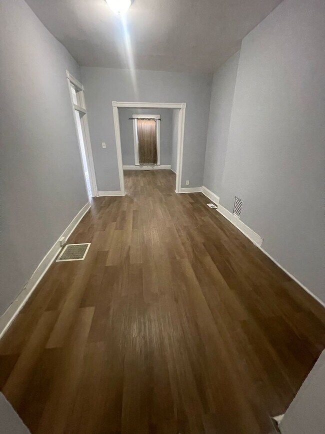 Foto del edificio - Three Bedroom One Bathroom Ready For ASAP Move In