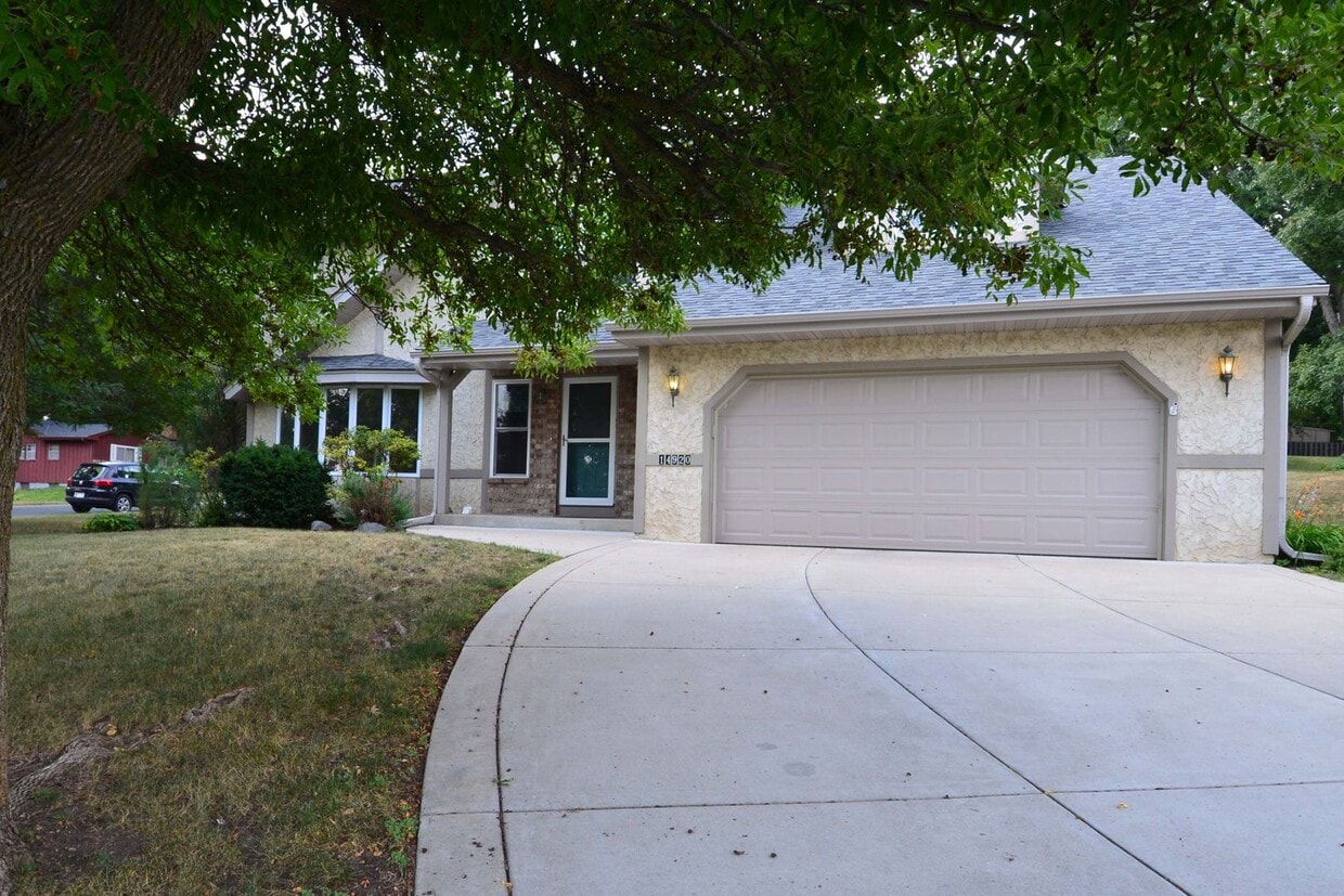 Primary Photo - **$300 MOVE IN SPECIAL**Gorgeous 4 BD / 2....