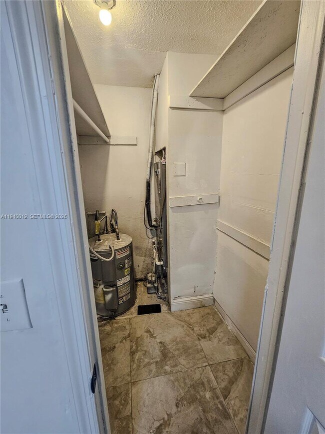 Foto del edificio - 5615 NW 27th Ct