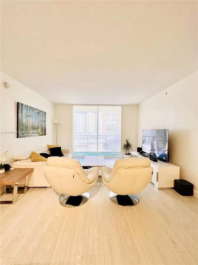 Foto del edificio - 2775 NE 187th St