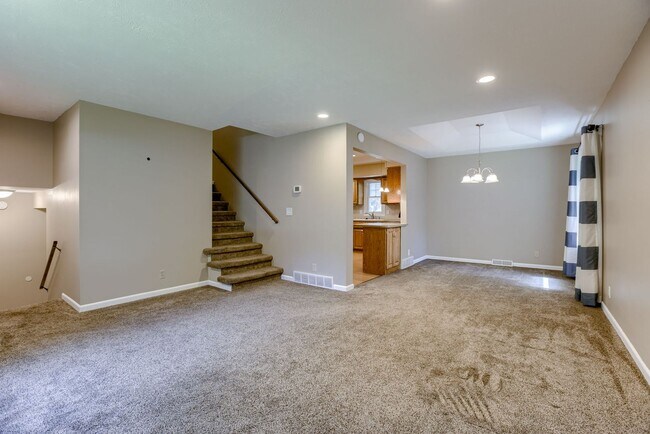 Foto del edificio - Charming Tri-Level With Fenced Backyard & ...