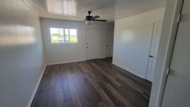 Foto del edificio - 2 Bedroom/ 1.5 Bath Townhouse Style Apartment in Newport