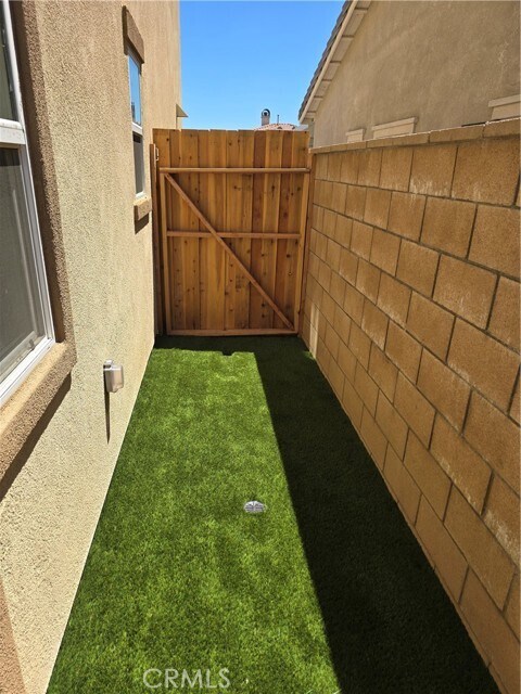 Foto del edificio - 15547 Kings Peak Dr