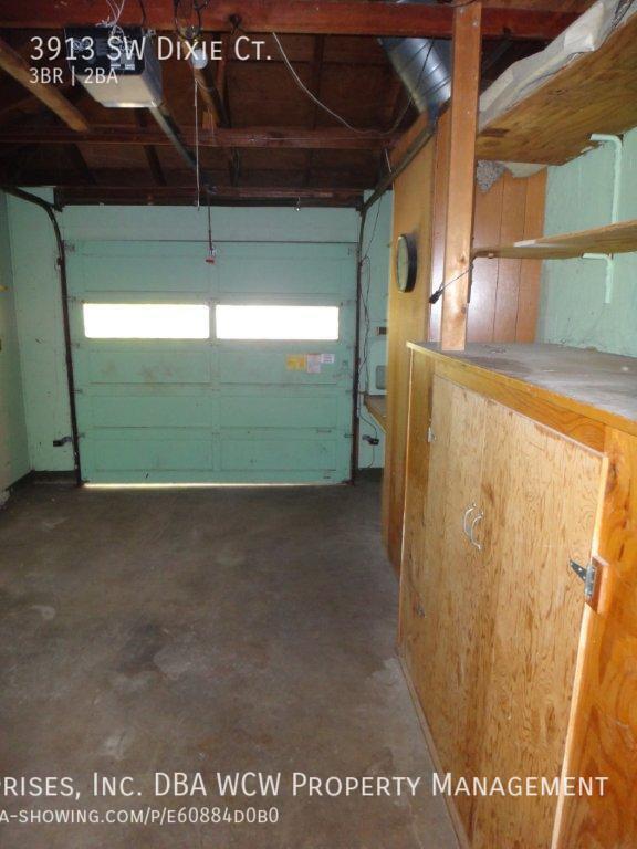 Building Photo - 3913 SW Dixie Ct